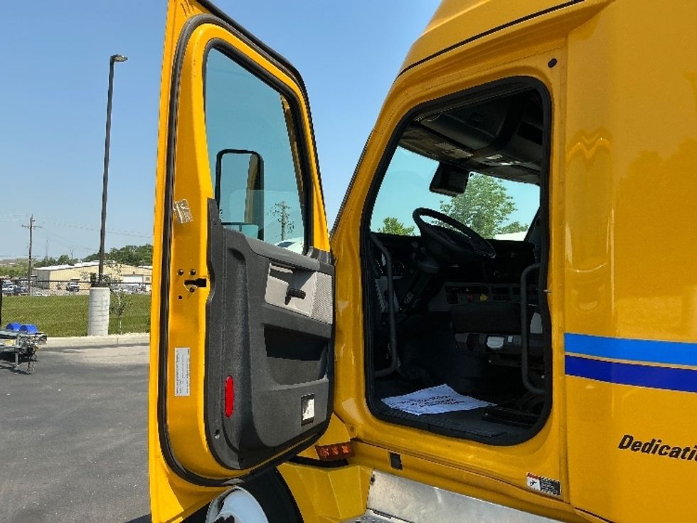Sleeper Tractor-Heavy Duty Tractors-Freightliner-2022-T12664ST-Chicago (Melrose Park)-IL-475,722\n\t\tmiles-$ 66,750 - Image 9