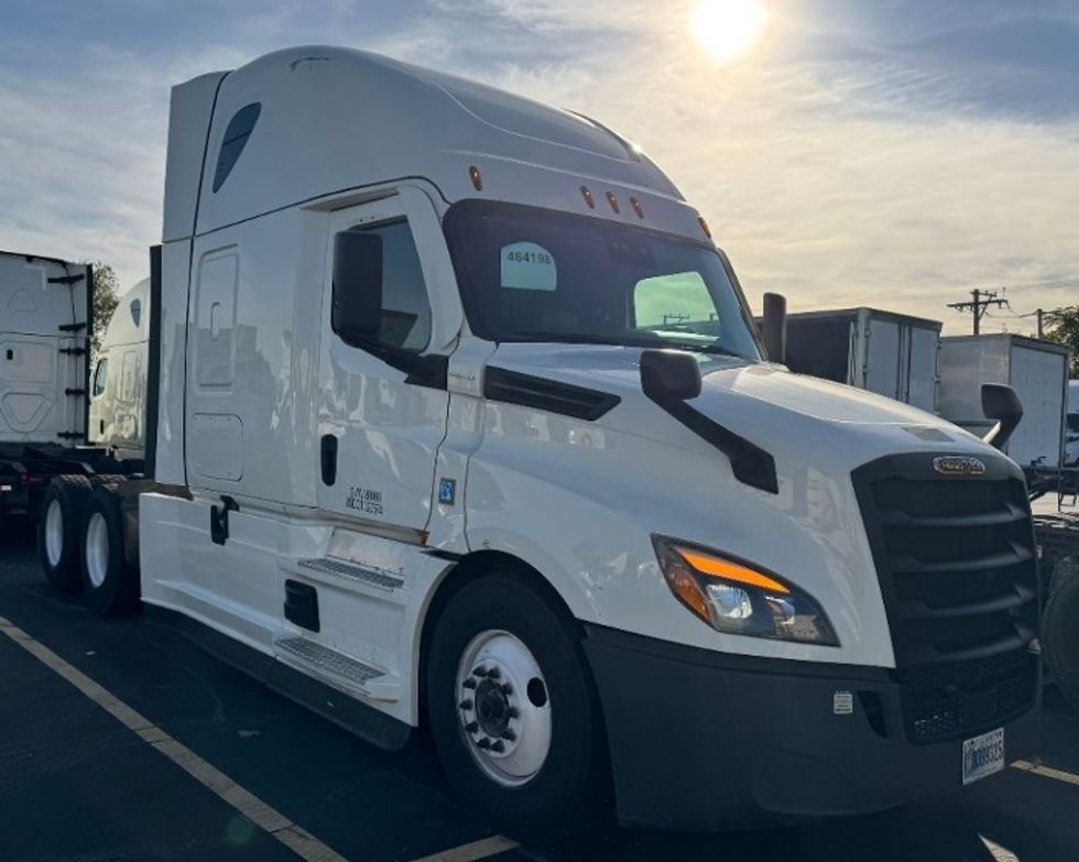Sleeper Tractor-Heavy Duty Tractors-Freightliner-2022-T12664ST-Chicago (Melrose Park)-IL-575,196\n\t\tmiles-$ 58,750 - Image 1