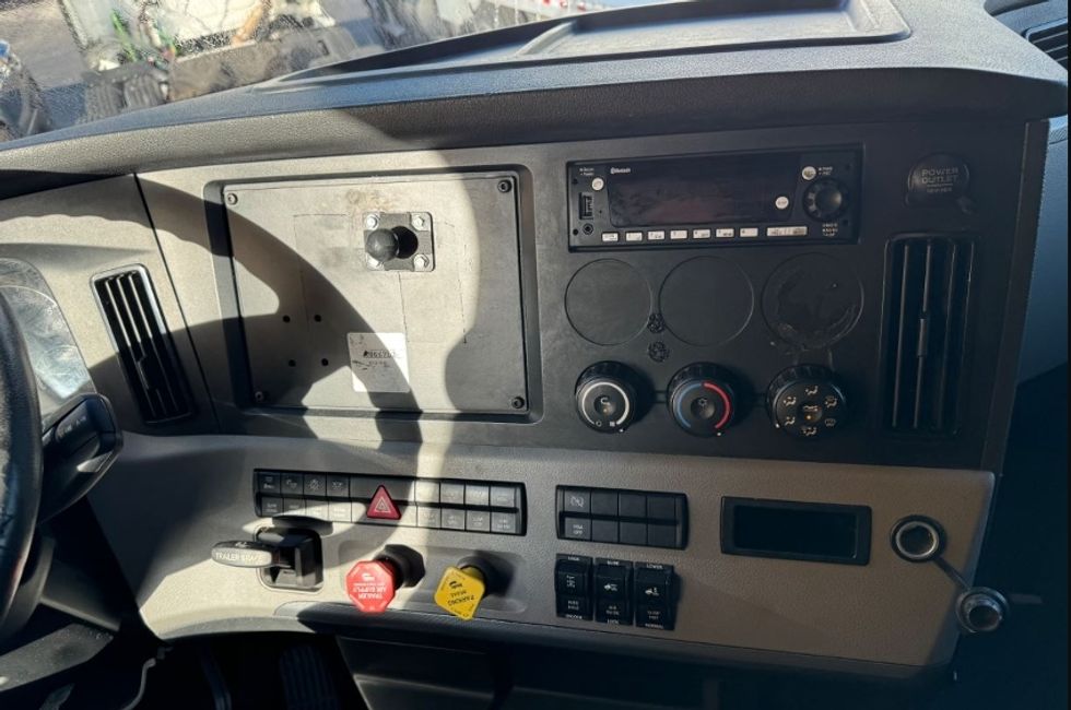 Sleeper Tractor-Heavy Duty Tractors-Freightliner-2022-T12664ST-Chicago (Melrose Park)-IL-575,196\n\t\tmiles-$ 58,750 - Image 10