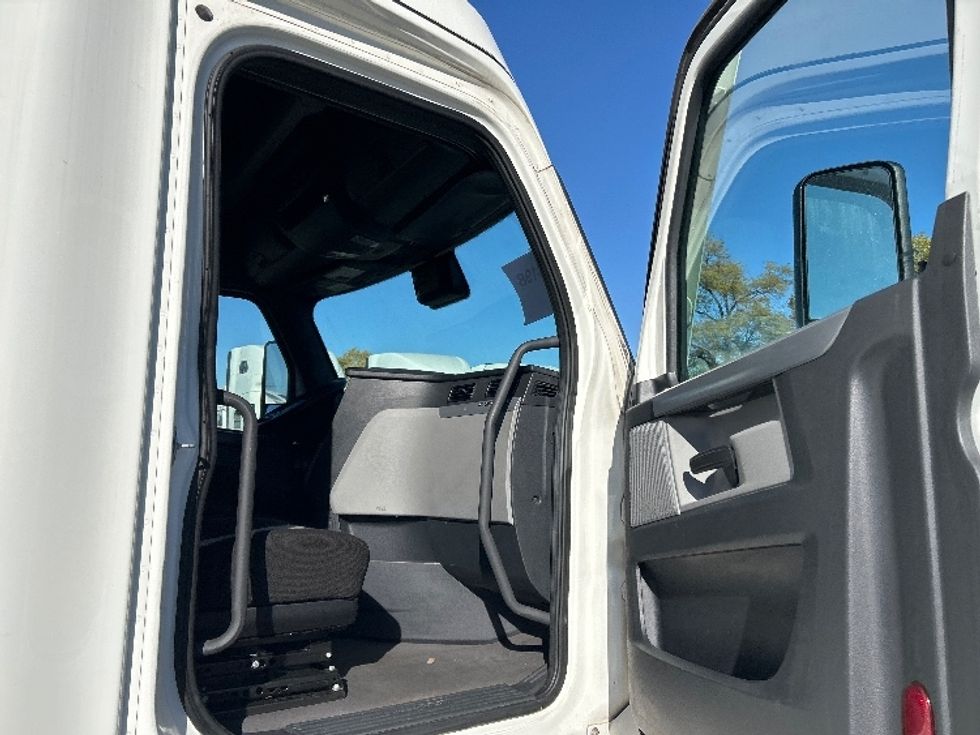 Sleeper Tractor-Heavy Duty Tractors-Freightliner-2022-T12664ST-Chicago (Melrose Park)-IL-575,196\n\t\tmiles-$ 58,750 - Image 13