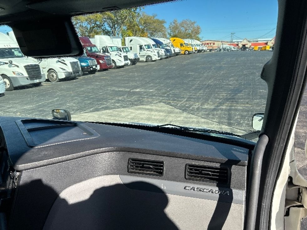 Sleeper Tractor-Heavy Duty Tractors-Freightliner-2022-T12664ST-Chicago (Melrose Park)-IL-575,196\n\t\tmiles-$ 58,750 - Image 14