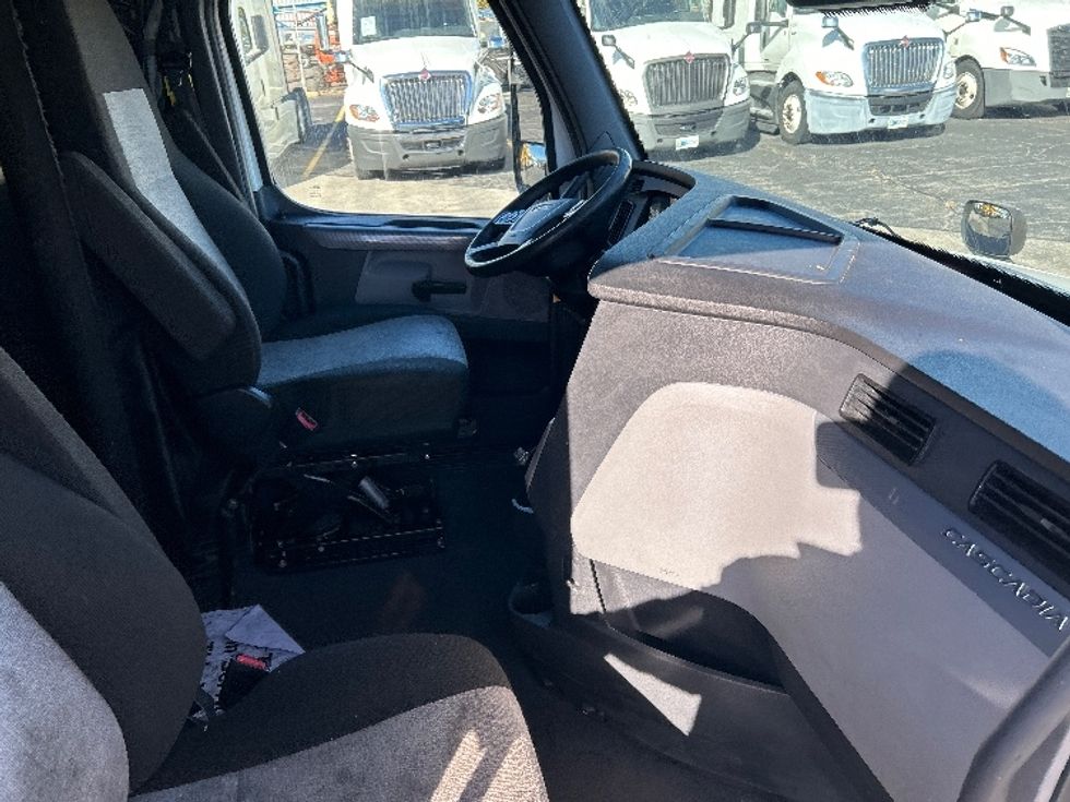 Sleeper Tractor-Heavy Duty Tractors-Freightliner-2022-T12664ST-Chicago (Melrose Park)-IL-575,196\n\t\tmiles-$ 58,750 - Image 15