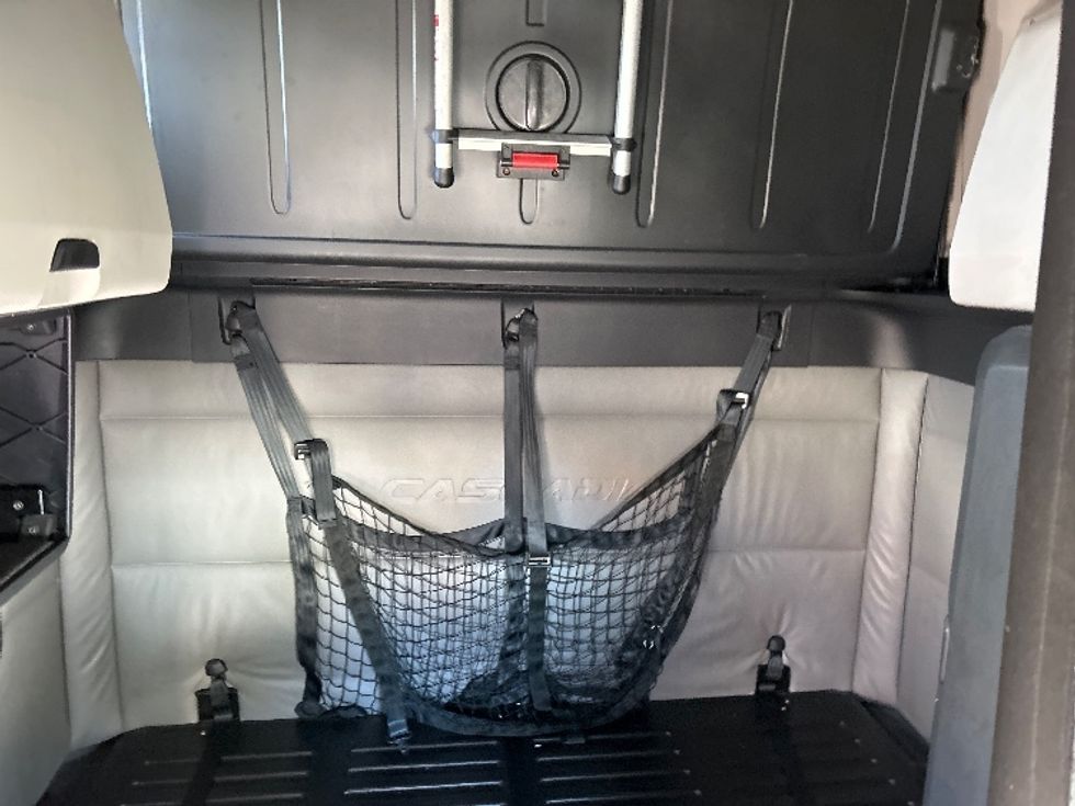 Sleeper Tractor-Heavy Duty Tractors-Freightliner-2022-T12664ST-Chicago (Melrose Park)-IL-575,196\n\t\tmiles-$ 58,750 - Image 16