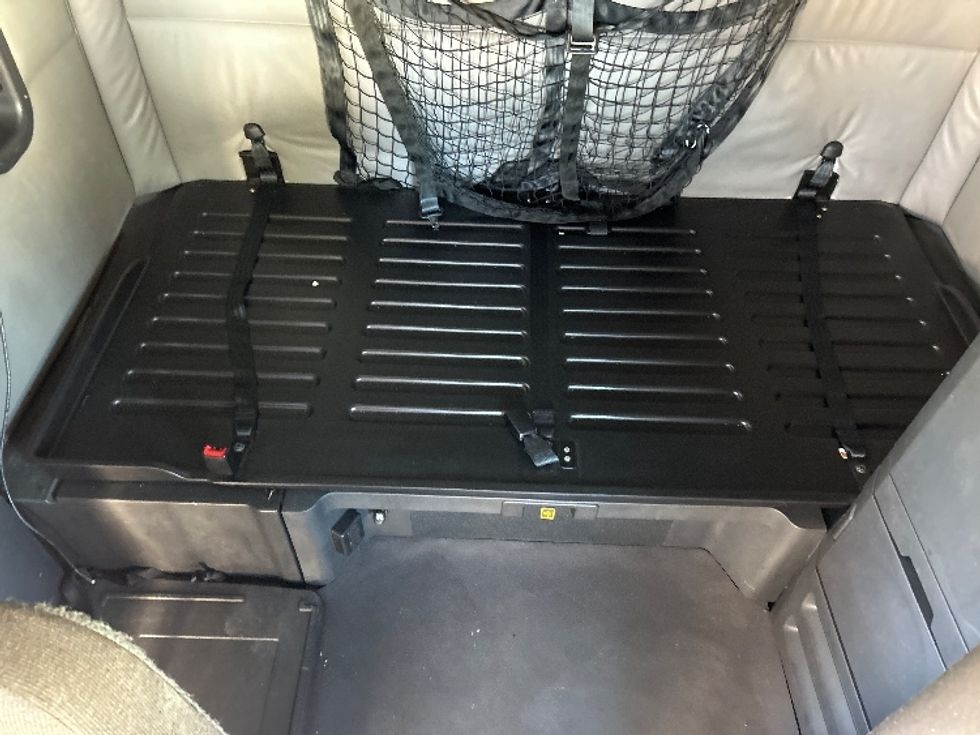 Sleeper Tractor-Heavy Duty Tractors-Freightliner-2022-T12664ST-Chicago (Melrose Park)-IL-575,196\n\t\tmiles-$ 58,750 - Image 17