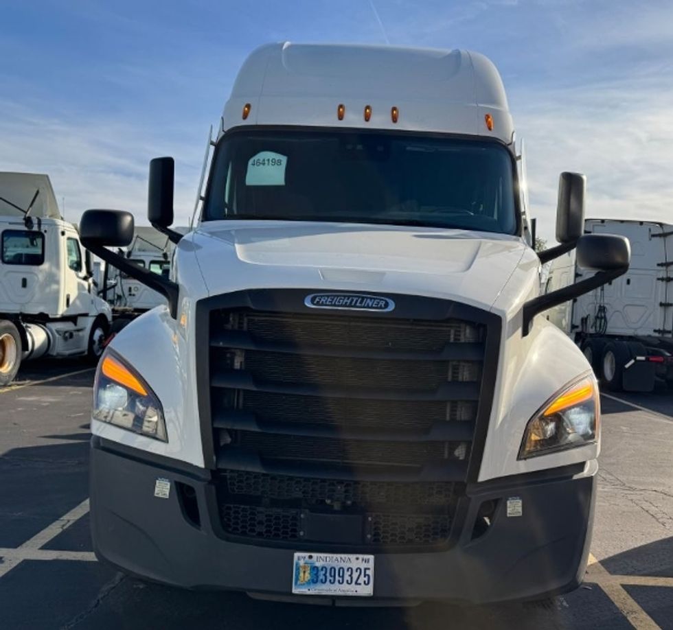 Sleeper Tractor-Heavy Duty Tractors-Freightliner-2022-T12664ST-Chicago (Melrose Park)-IL-575,196\n\t\tmiles-$ 58,750 - Image 2