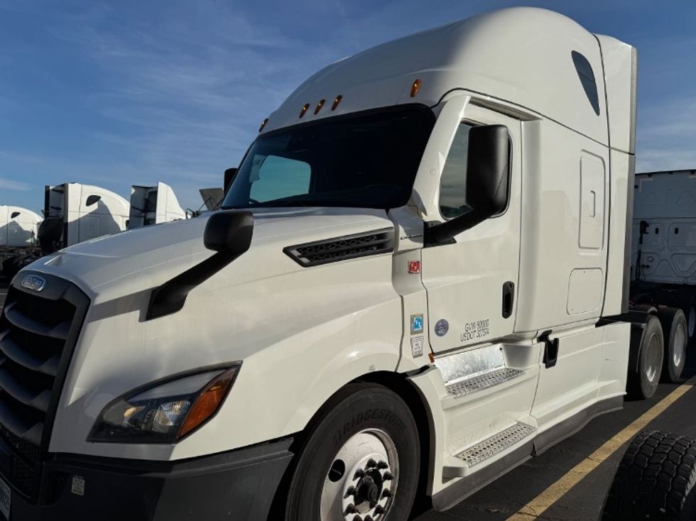 Sleeper Tractor-Heavy Duty Tractors-Freightliner-2022-T12664ST-Chicago (Melrose Park)-IL-575,196\n\t\tmiles-$ 58,750 - Image 3