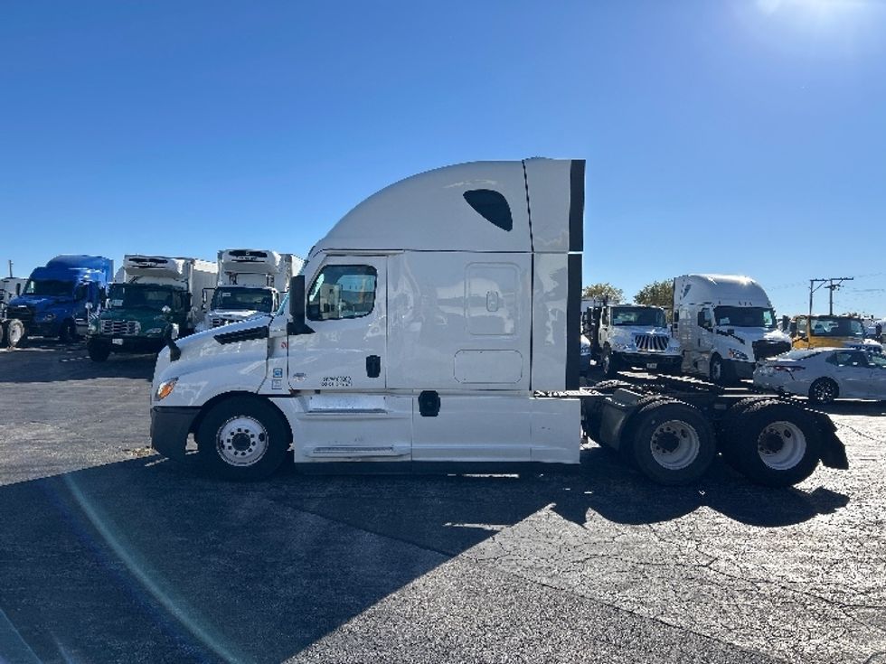 Sleeper Tractor-Heavy Duty Tractors-Freightliner-2022-T12664ST-Chicago (Melrose Park)-IL-575,196\n\t\tmiles-$ 58,750 - Image 4