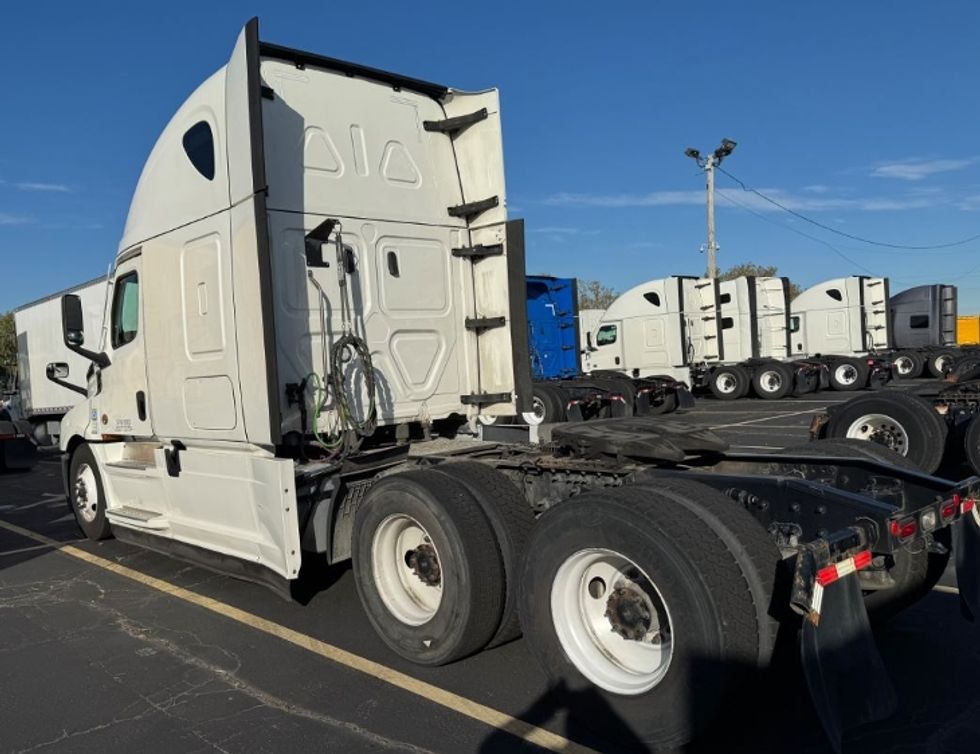 Sleeper Tractor-Heavy Duty Tractors-Freightliner-2022-T12664ST-Chicago (Melrose Park)-IL-575,196\n\t\tmiles-$ 58,750 - Image 5