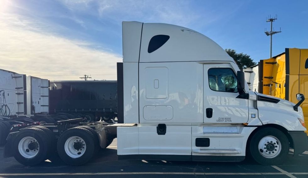 Sleeper Tractor-Heavy Duty Tractors-Freightliner-2022-T12664ST-Chicago (Melrose Park)-IL-575,196\n\t\tmiles-$ 58,750 - Image 8