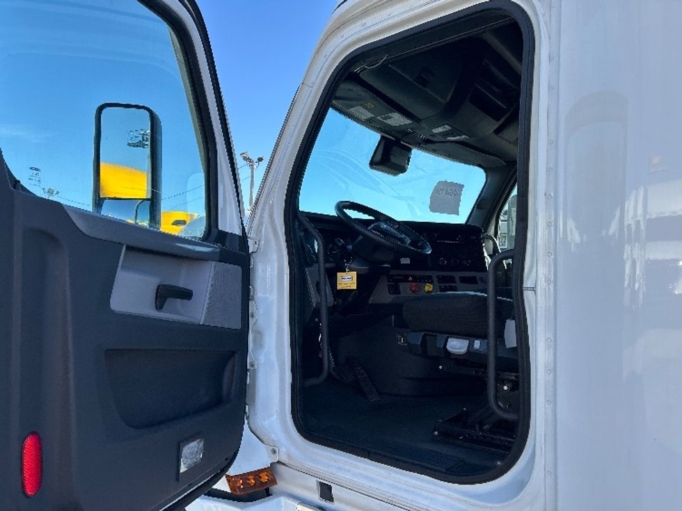 Sleeper Tractor-Heavy Duty Tractors-Freightliner-2022-T12664ST-Chicago (Melrose Park)-IL-575,196\n\t\tmiles-$ 58,750 - Image 9