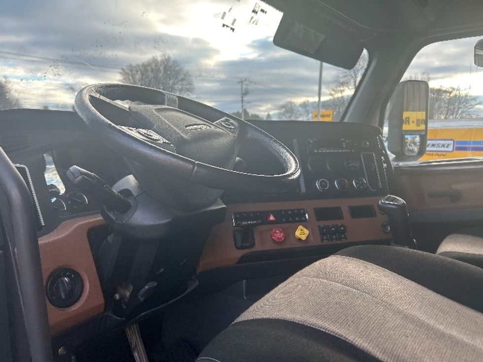 Sleeper Tractor-Heavy Duty Tractors-Freightliner-2022-T12664ST-Chicopee-MA-336,636\n\t\tmiles-$ 76,750 - Image 10