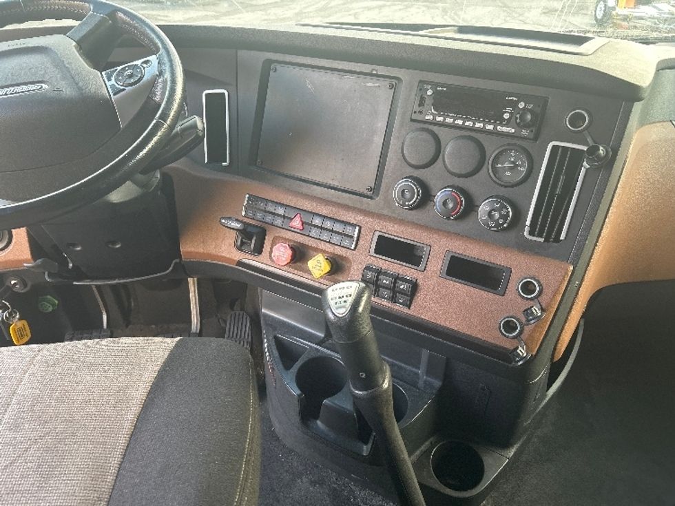 Sleeper Tractor-Heavy Duty Tractors-Freightliner-2022-T12664ST-Chicopee-MA-336,636\n\t\tmiles-$ 76,750 - Image 12