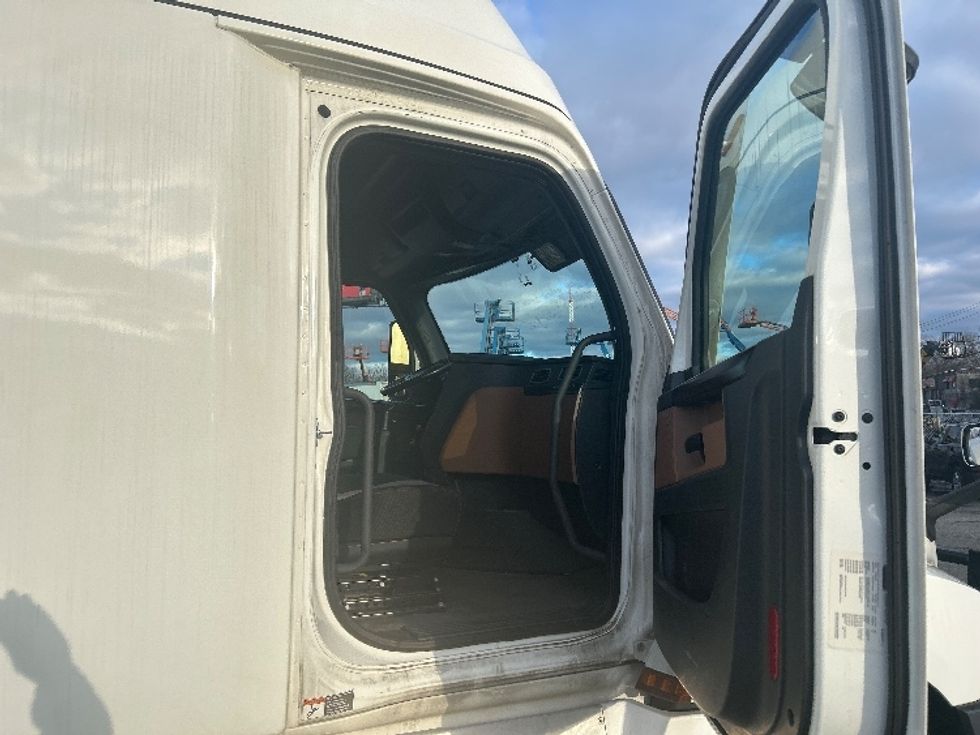 Sleeper Tractor-Heavy Duty Tractors-Freightliner-2022-T12664ST-Chicopee-MA-336,636\n\t\tmiles-$ 76,750 - Image 13