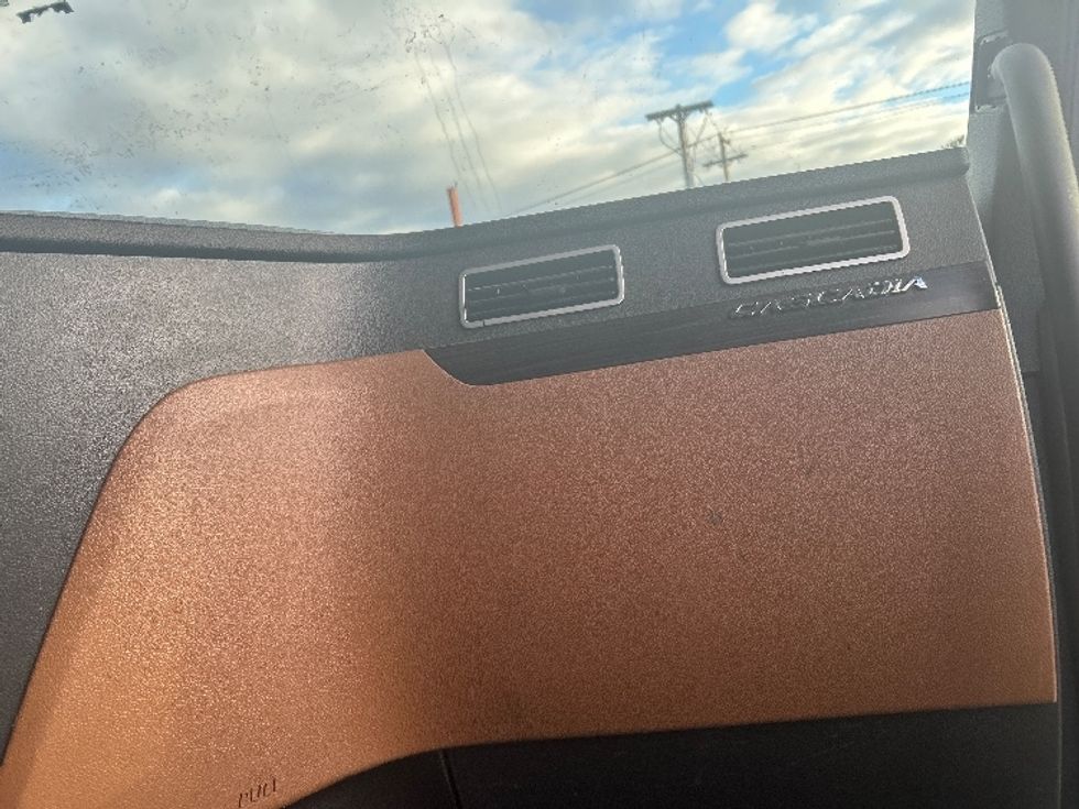 Sleeper Tractor-Heavy Duty Tractors-Freightliner-2022-T12664ST-Chicopee-MA-336,636\n\t\tmiles-$ 76,750 - Image 14