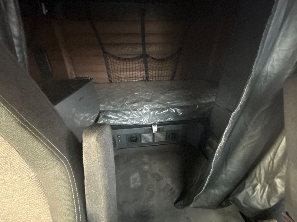 Sleeper Tractor-Heavy Duty Tractors-Freightliner-2022-T12664ST-Chicopee-MA-336,636\n\t\tmiles-$ 76,750 - Image 16