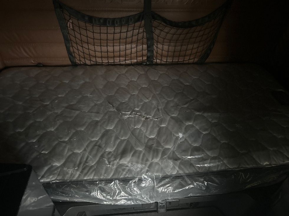 Sleeper Tractor-Heavy Duty Tractors-Freightliner-2022-T12664ST-Chicopee-MA-336,636\n\t\tmiles-$ 76,750 - Image 17