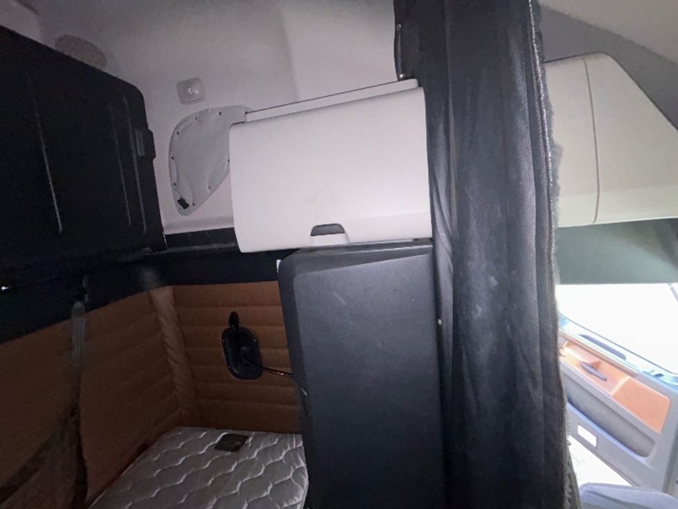 Sleeper Tractor-Heavy Duty Tractors-Freightliner-2022-T12664ST-Chicopee-MA-336,636\n\t\tmiles-$ 76,750 - Image 18