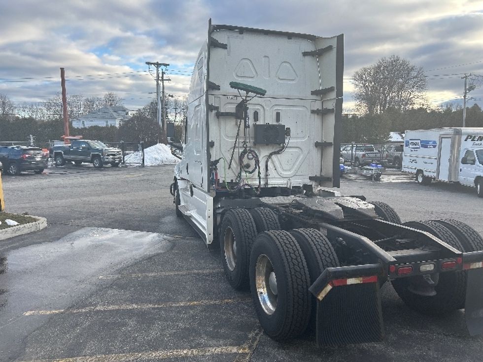 Sleeper Tractor-Heavy Duty Tractors-Freightliner-2022-T12664ST-Chicopee-MA-336,636\n\t\tmiles-$ 76,750 - Image 5