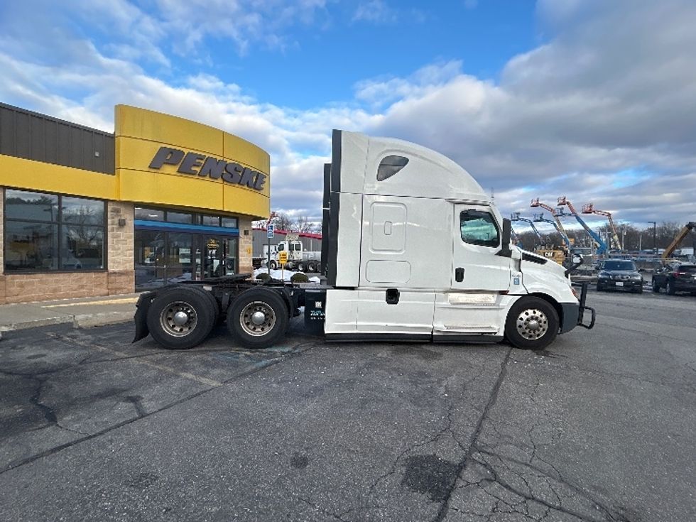 Sleeper Tractor-Heavy Duty Tractors-Freightliner-2022-T12664ST-Chicopee-MA-336,636\n\t\tmiles-$ 76,750 - Image 8