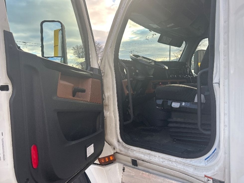 Sleeper Tractor-Heavy Duty Tractors-Freightliner-2022-T12664ST-Chicopee-MA-336,636\n\t\tmiles-$ 76,750 - Image 9