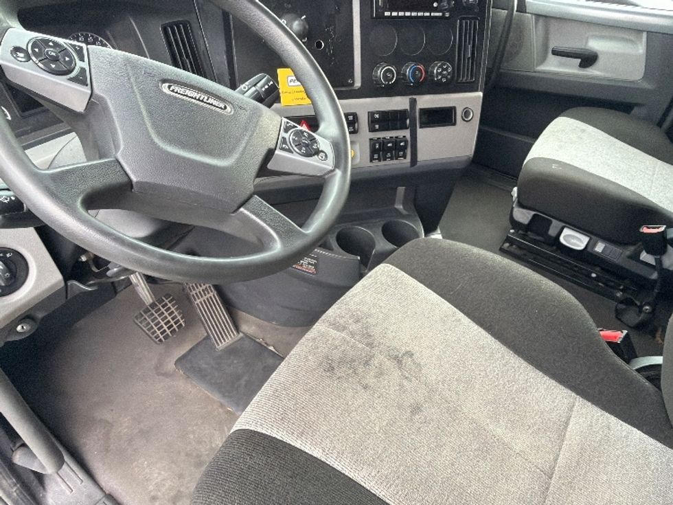 Sleeper Tractor-Heavy Duty Tractors-Freightliner-2022-T12664ST-Chicopee-MA-436,790\n\t\tmiles-$ 73,750 - Image 10
