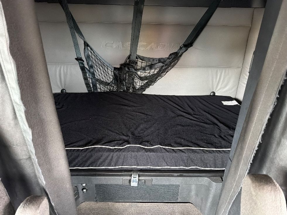 Sleeper Tractor-Heavy Duty Tractors-Freightliner-2022-T12664ST-Chicopee-MA-436,790\n\t\tmiles-$ 73,750 - Image 16