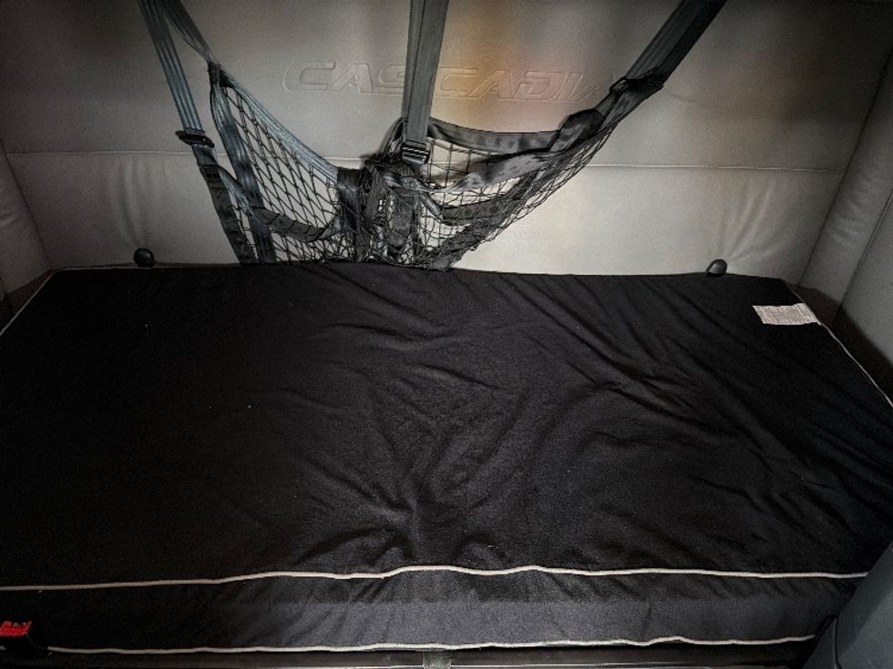 Sleeper Tractor-Heavy Duty Tractors-Freightliner-2022-T12664ST-Chicopee-MA-436,790\n\t\tmiles-$ 73,750 - Image 17