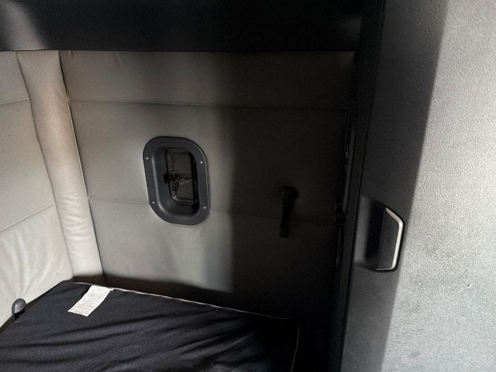 Sleeper Tractor-Heavy Duty Tractors-Freightliner-2022-T12664ST-Chicopee-MA-436,790\n\t\tmiles-$ 73,750 - Image 18