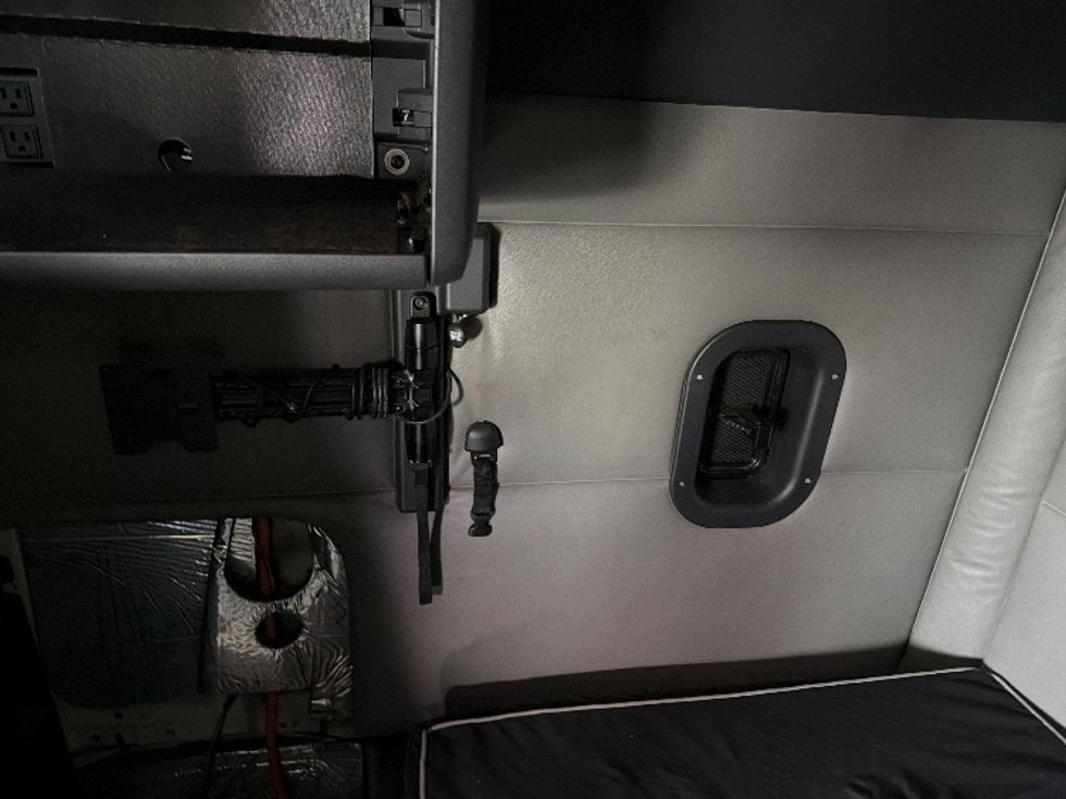 Sleeper Tractor-Heavy Duty Tractors-Freightliner-2022-T12664ST-Chicopee-MA-436,790\n\t\tmiles-$ 73,750 - Image 19