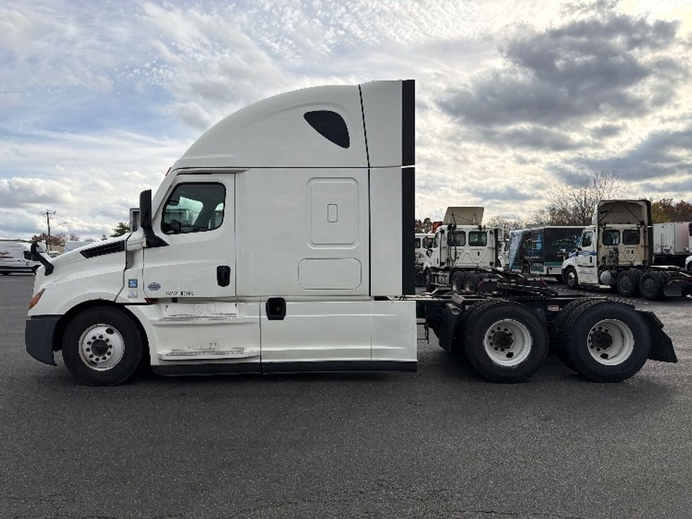 Sleeper Tractor-Heavy Duty Tractors-Freightliner-2022-T12664ST-Chicopee-MA-436,790\n\t\tmiles-$ 73,750 - Image 4