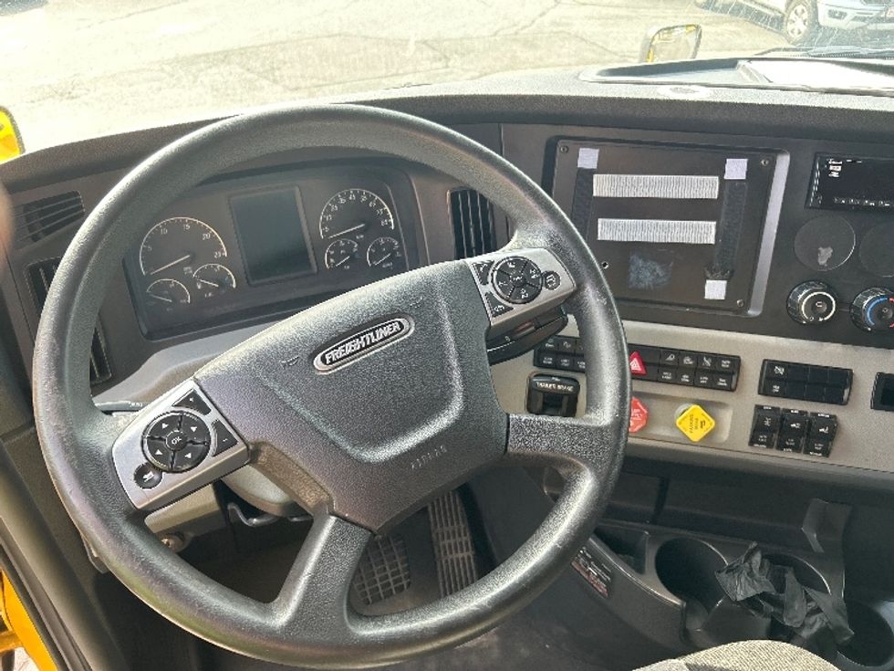 Sleeper Tractor-Heavy Duty Tractors-Freightliner-2022-T12664ST-Chicopee-MA-453,839\n\t\tmiles-$ 68,750 - Image 10