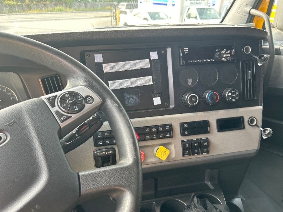 Sleeper Tractor-Heavy Duty Tractors-Freightliner-2022-T12664ST-Chicopee-MA-453,839\n\t\tmiles-$ 68,750 - Image 11