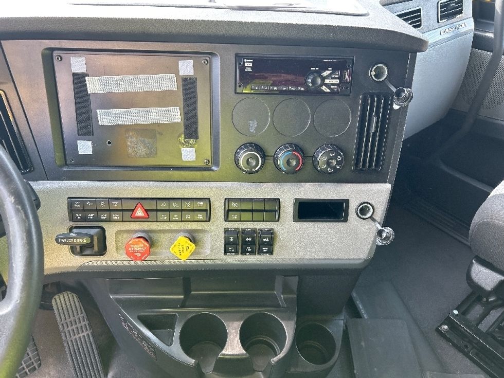 Sleeper Tractor-Heavy Duty Tractors-Freightliner-2022-T12664ST-Chicopee-MA-453,839\n\t\tmiles-$ 68,750 - Image 12