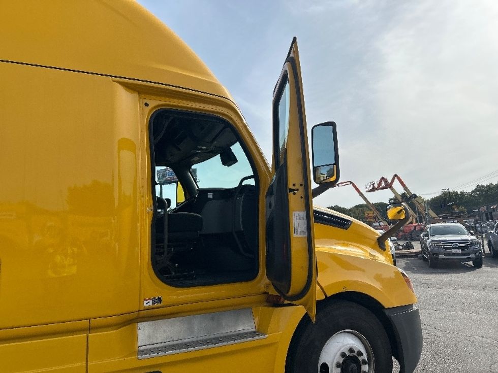 Sleeper Tractor-Heavy Duty Tractors-Freightliner-2022-T12664ST-Chicopee-MA-453,839\n\t\tmiles-$ 68,750 - Image 13