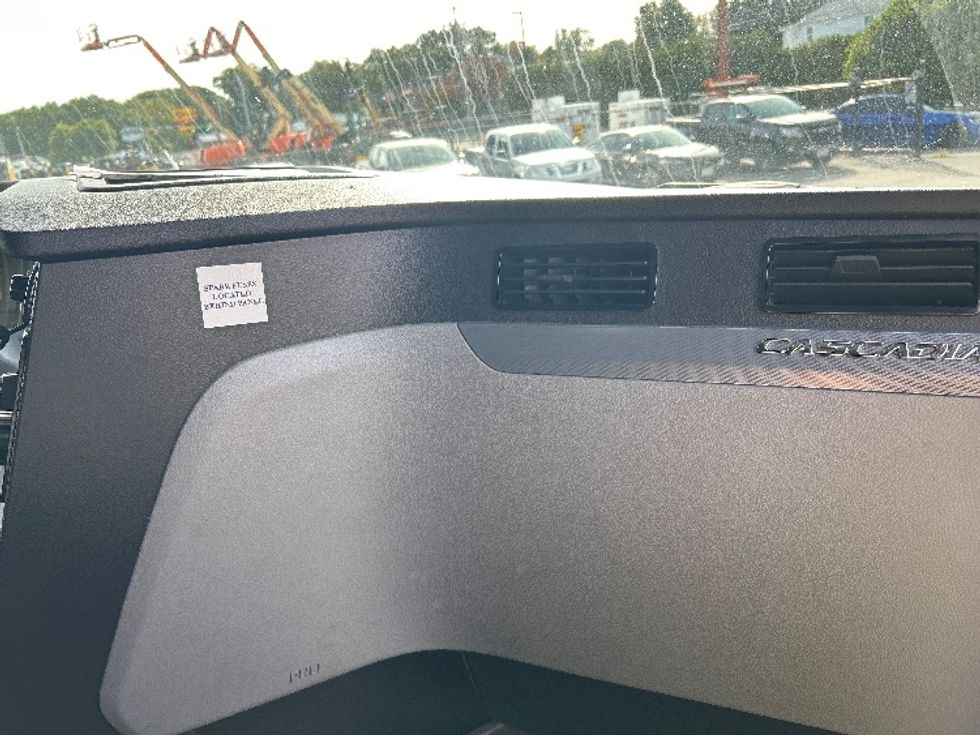 Sleeper Tractor-Heavy Duty Tractors-Freightliner-2022-T12664ST-Chicopee-MA-453,839\n\t\tmiles-$ 68,750 - Image 15