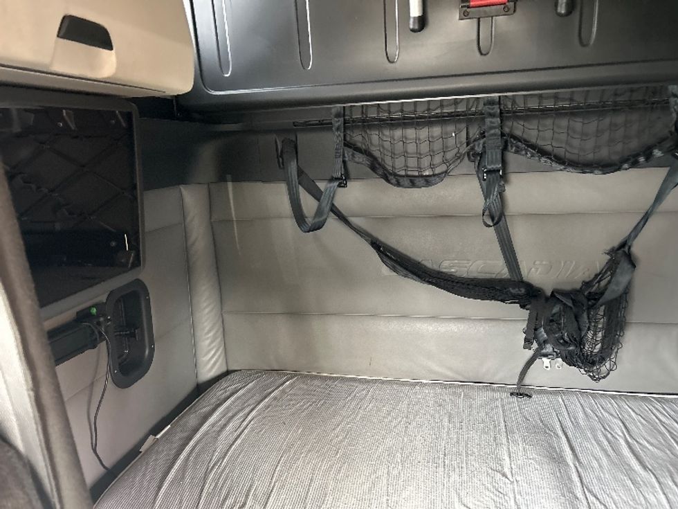 Sleeper Tractor-Heavy Duty Tractors-Freightliner-2022-T12664ST-Chicopee-MA-453,839\n\t\tmiles-$ 68,750 - Image 16