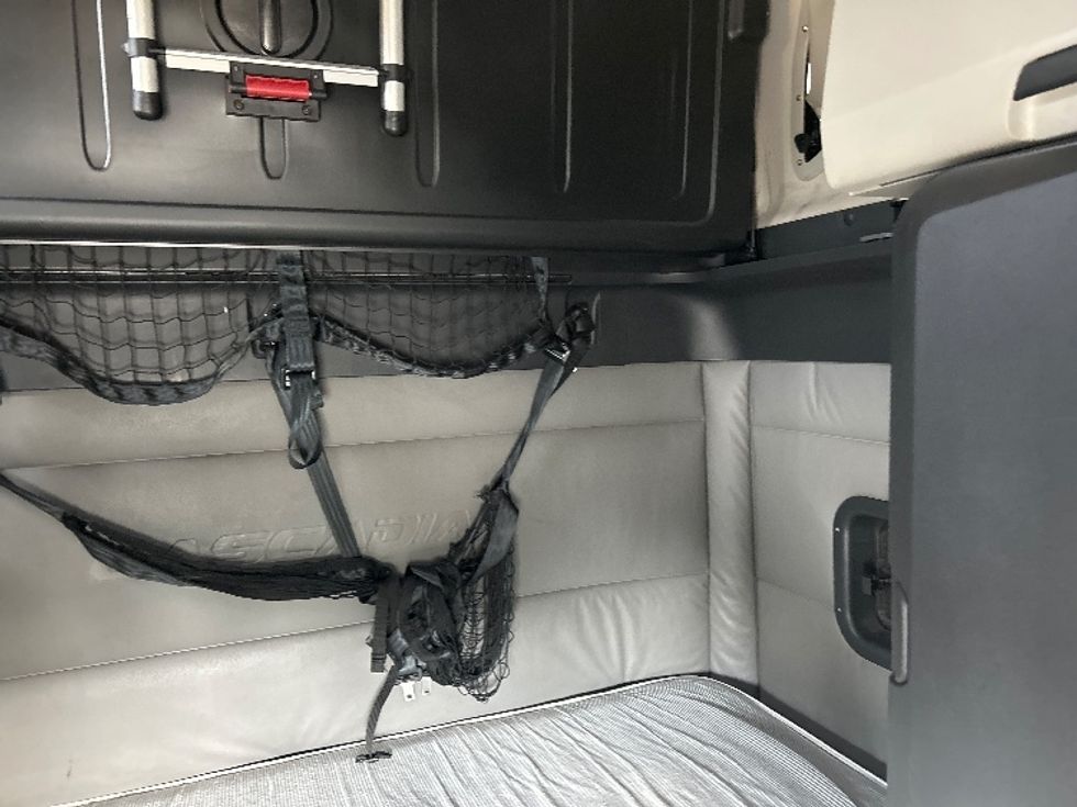 Sleeper Tractor-Heavy Duty Tractors-Freightliner-2022-T12664ST-Chicopee-MA-453,839\n\t\tmiles-$ 68,750 - Image 17