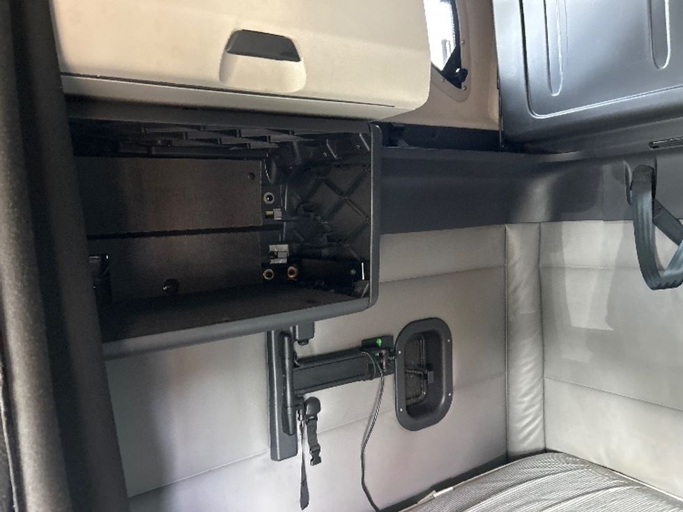 Sleeper Tractor-Heavy Duty Tractors-Freightliner-2022-T12664ST-Chicopee-MA-453,839\n\t\tmiles-$ 68,750 - Image 18