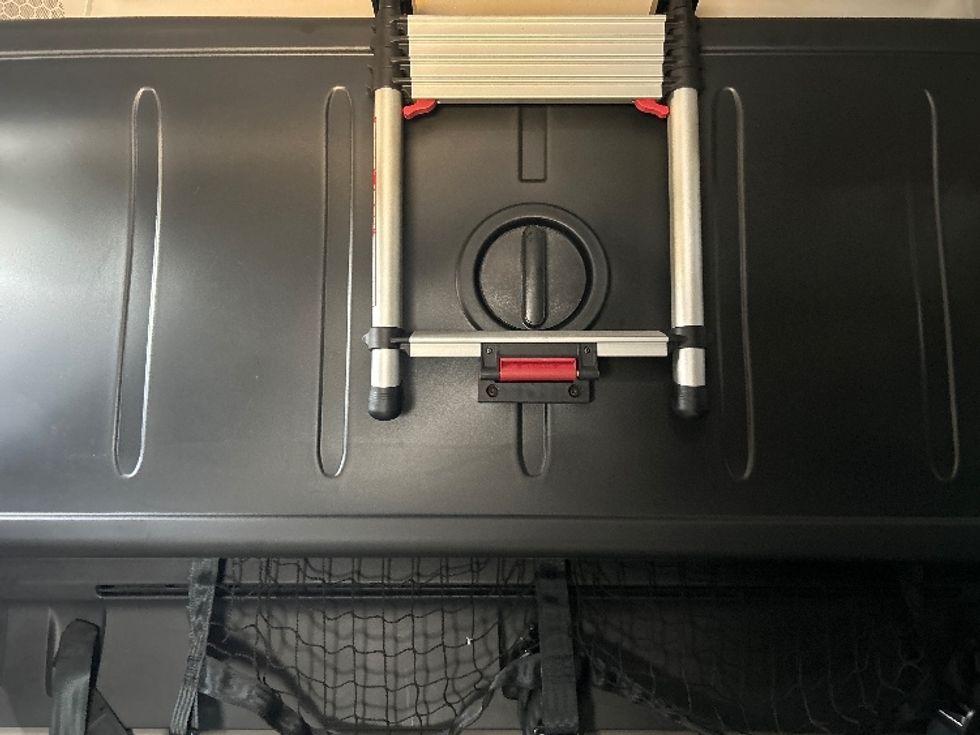 Sleeper Tractor-Heavy Duty Tractors-Freightliner-2022-T12664ST-Chicopee-MA-453,839\n\t\tmiles-$ 68,750 - Image 19