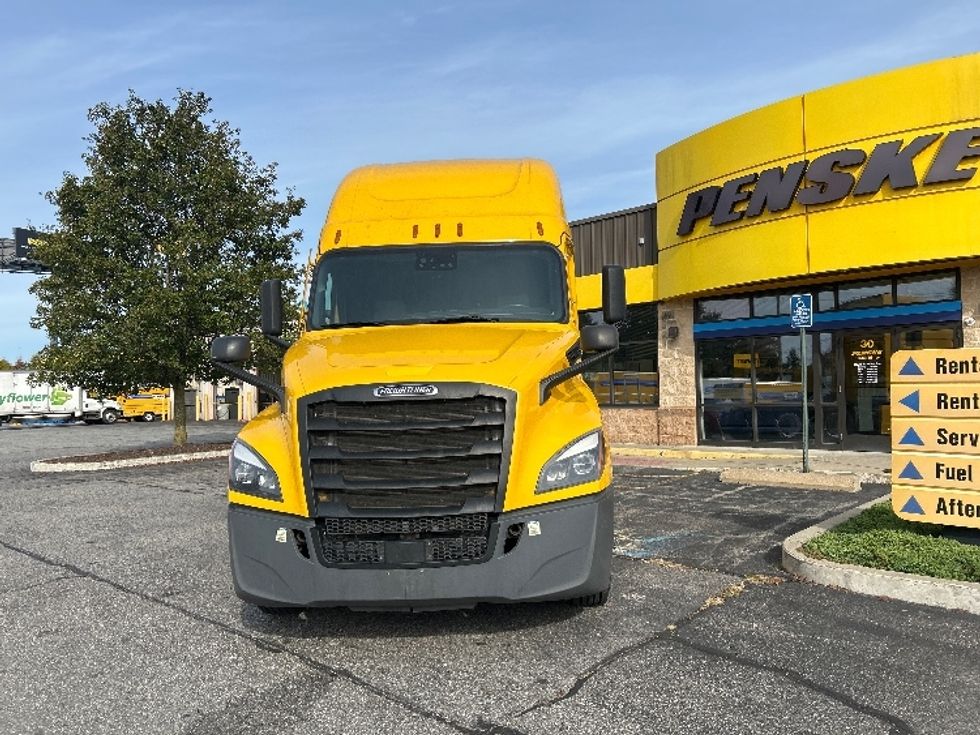 Sleeper Tractor-Heavy Duty Tractors-Freightliner-2022-T12664ST-Chicopee-MA-453,839\n\t\tmiles-$ 68,750 - Image 2