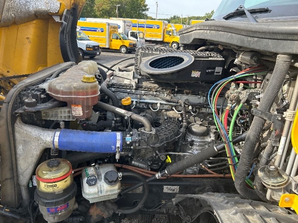 Sleeper Tractor-Heavy Duty Tractors-Freightliner-2022-T12664ST-Chicopee-MA-453,839\n\t\tmiles-$ 68,750 - Image 21