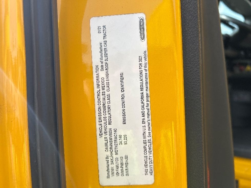 Sleeper Tractor-Heavy Duty Tractors-Freightliner-2022-T12664ST-Chicopee-MA-453,839\n\t\tmiles-$ 68,750 - Image 22