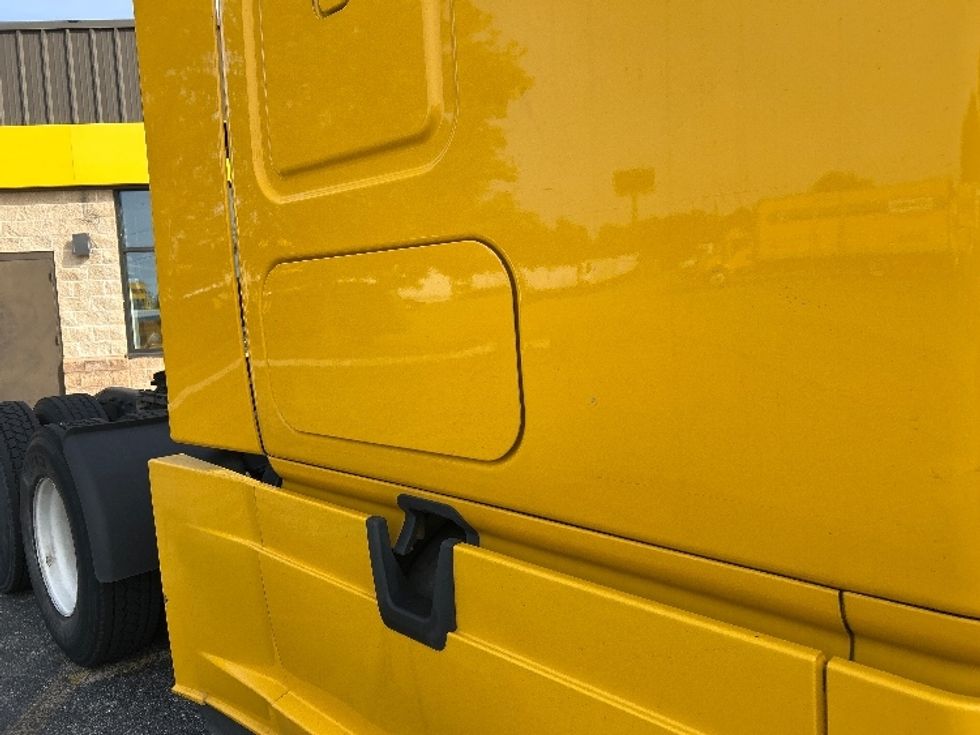 Sleeper Tractor-Heavy Duty Tractors-Freightliner-2022-T12664ST-Chicopee-MA-453,839\n\t\tmiles-$ 68,750 - Image 23