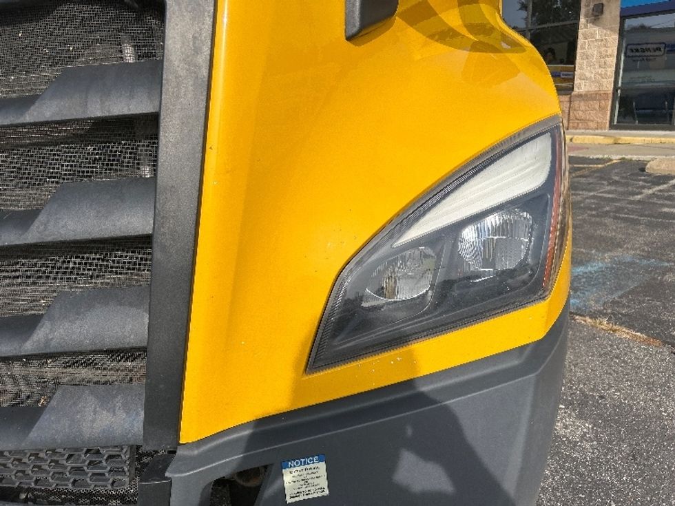 Sleeper Tractor-Heavy Duty Tractors-Freightliner-2022-T12664ST-Chicopee-MA-453,839\n\t\tmiles-$ 68,750 - Image 26