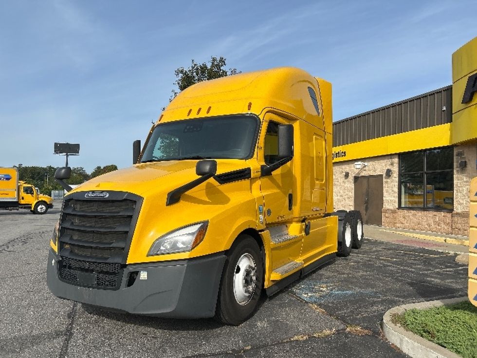 Sleeper Tractor-Heavy Duty Tractors-Freightliner-2022-T12664ST-Chicopee-MA-453,839\n\t\tmiles-$ 68,750 - Image 3