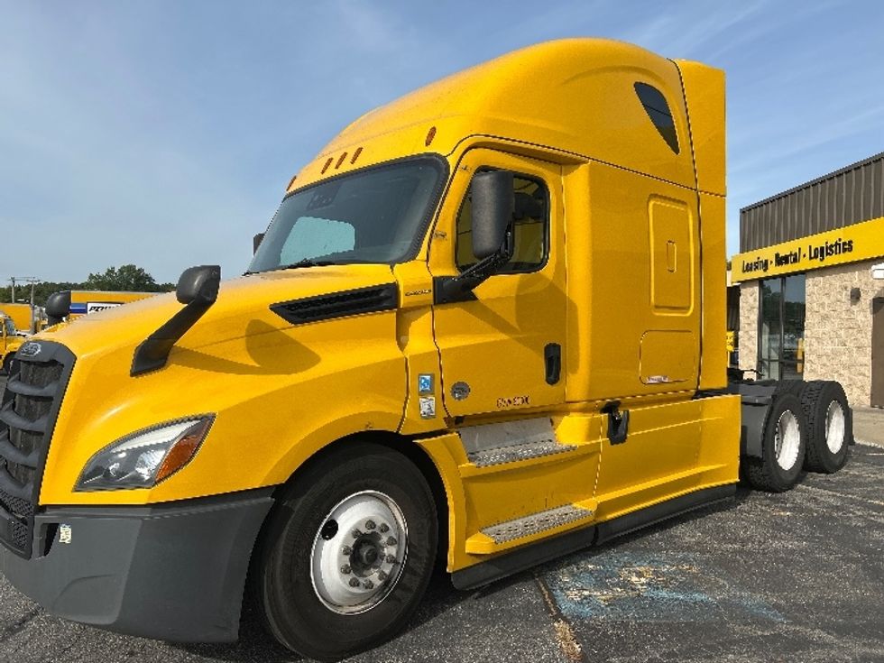 Sleeper Tractor-Heavy Duty Tractors-Freightliner-2022-T12664ST-Chicopee-MA-453,839\n\t\tmiles-$ 68,750 - Image 4