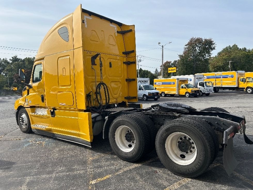 Sleeper Tractor-Heavy Duty Tractors-Freightliner-2022-T12664ST-Chicopee-MA-453,839\n\t\tmiles-$ 68,750 - Image 5