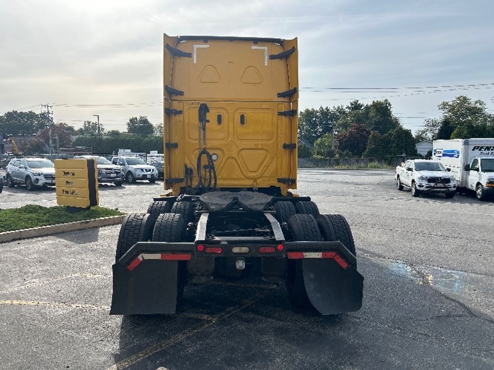 Sleeper Tractor-Heavy Duty Tractors-Freightliner-2022-T12664ST-Chicopee-MA-453,839\n\t\tmiles-$ 68,750 - Image 6