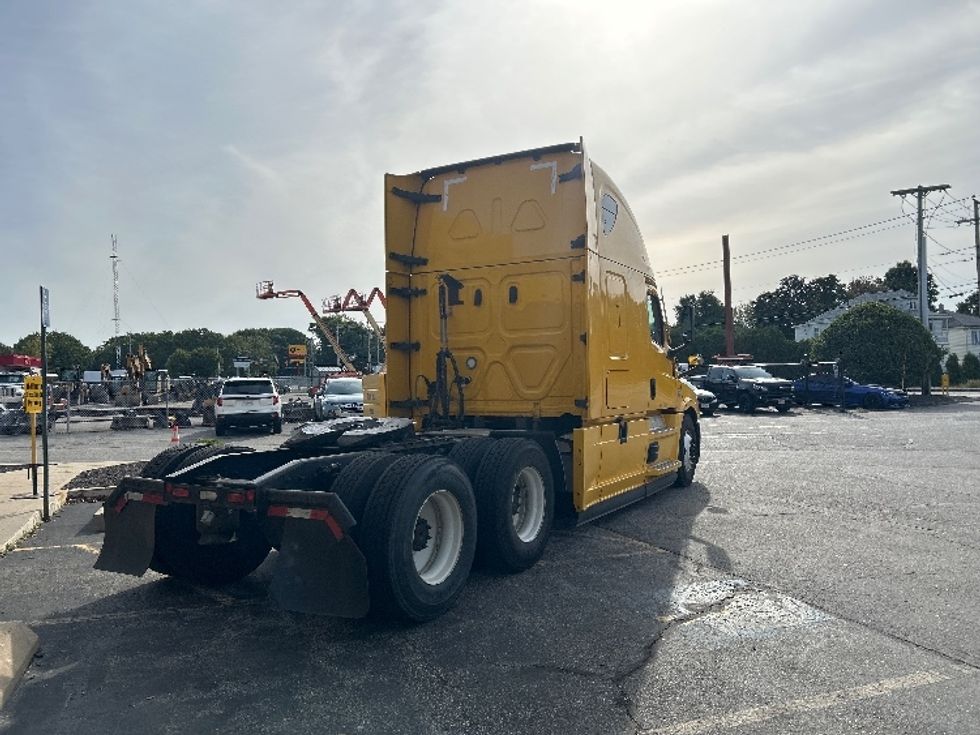 Sleeper Tractor-Heavy Duty Tractors-Freightliner-2022-T12664ST-Chicopee-MA-453,839\n\t\tmiles-$ 68,750 - Image 7