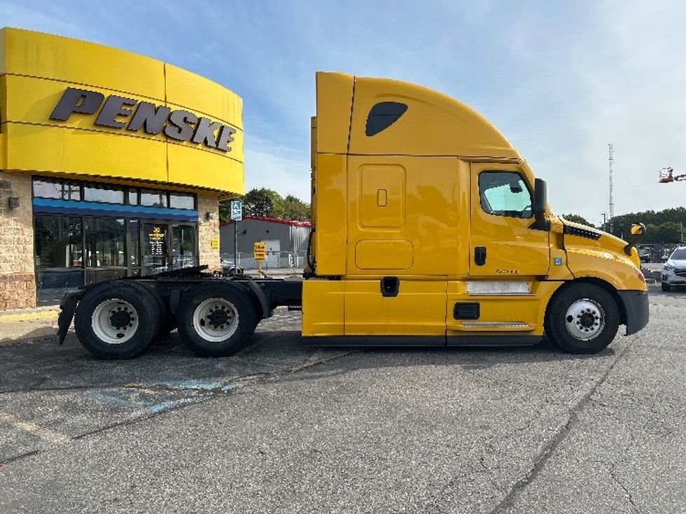 Sleeper Tractor-Heavy Duty Tractors-Freightliner-2022-T12664ST-Chicopee-MA-453,839\n\t\tmiles-$ 68,750 - Image 8